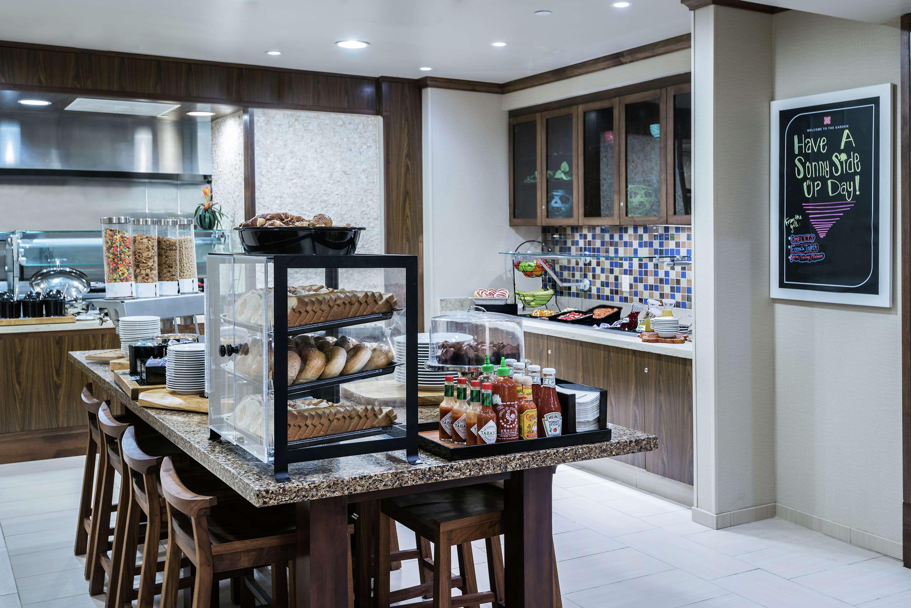Hilton Garden Inn San Antonio/Rim Pass Drive Exterior photo